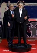 自身のろう人形の隣に立つプラシド・ドミンゴ氏（左）＝２０１６年１月２３日、スペイン・首都マドリード（ロイター）