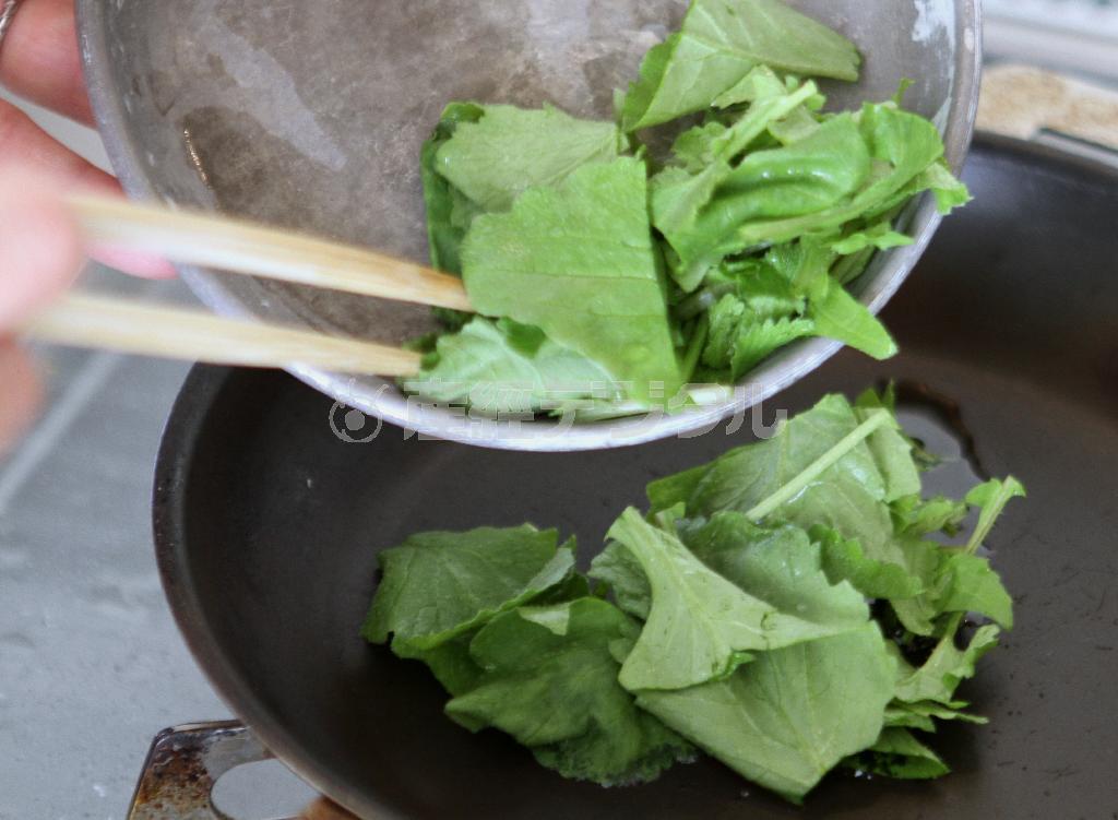 ラディッシュの葉のごま炒め（作り方）＿＿ごま油でラディッシュの葉を炒め、しんなりしたら、塩、すりごまを加えてあえる（田中幸美撮影）