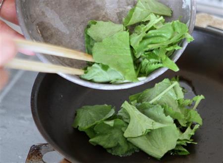 ラディッシュの葉のごま炒め（作り方）＿＿ごま油でラディッシュの葉を炒め、しんなりしたら、塩、すりごまを加えてあえる（田中幸美撮影）