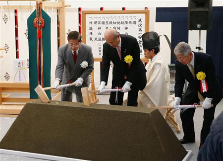 リニア中央新幹線の起工式で、くわ入れするＪＲ東海の柘植康英社長（左端）ら＝２７日午前、東京都港区