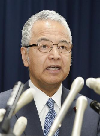 週刊文春が報じた金銭授受疑惑について、記者会見する甘利経済再生担当相＝２８日午後、内閣府