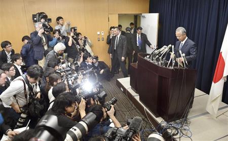 週刊文春が報じた金銭授受疑惑について、記者会見する甘利経済再生担当相＝２８日午後、内閣府