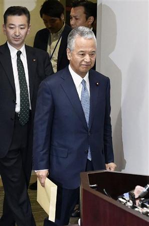 記者会見に臨む甘利経済再生相＝２８日午後、内閣府