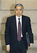 日銀本店に入る黒田総裁＝２９日午前