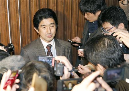 取材に応じる産業革新機構の浜辺哲也専務＝２９日夜、東京都千代田区