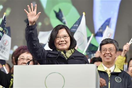 台湾総統選で勝利宣言する民進党の蔡英文主席＝１６日、台北（共同）