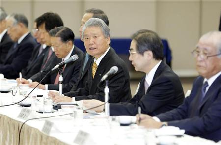 会談の冒頭、あいさつする経団連の榊原定征会長（右から３人目）＝２９日午前、東京・大手町の経団連会館