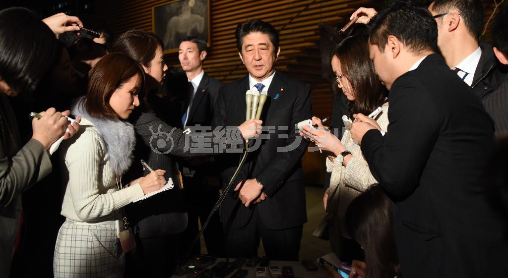 甘利明（あまり・あきら）経済再生相の辞任を受け、記者団の質問に答える安倍晋三（しんぞう）首相（中央）＝２０１６年１月２８日午後、首相官邸（酒巻俊介撮影）