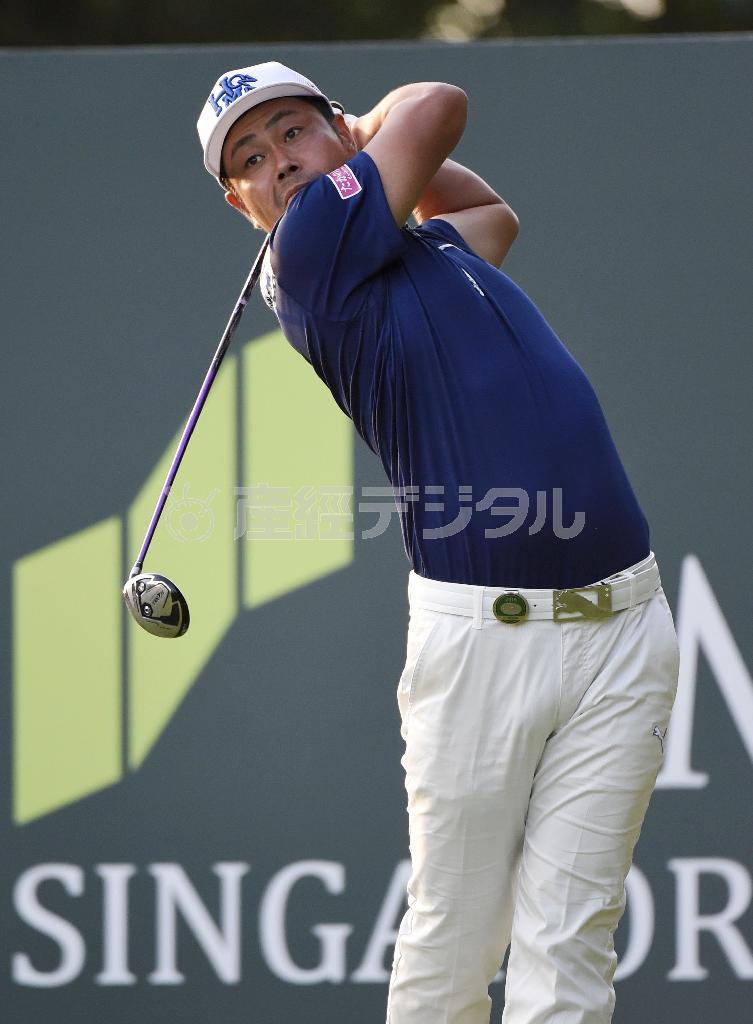 １０番でティーオフする谷原秀人＝２０１６年１月２８日、シンガポールのセントーサＧＣ（共同）