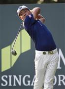 １０番でティーオフする谷原秀人＝２０１６年１月２８日、シンガポールのセントーサＧＣ（共同）