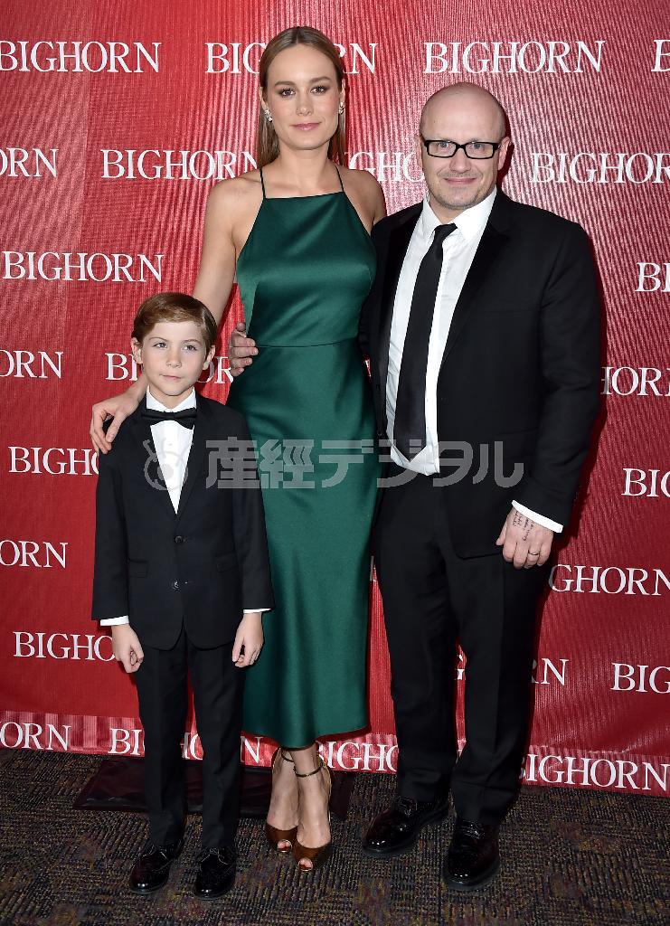 パームスプリングス国際映画祭で記念撮影に応じる（左から）ジェイコブ・トレンブレイ、ブリー・ラーソン、レニー・アブラハムソン監督＝２０１６年１月２日、米カリフォルニア州パームスプリングス（ＡＰ）