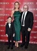 パームスプリングス国際映画祭で記念撮影に応じる（左から）ジェイコブ・トレンブレイ、ブリー・ラーソン、レニー・アブラハムソン監督＝２０１６年１月２日、米カリフォルニア州パームスプリングス（ＡＰ）