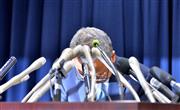 金銭授受疑惑に関しての会見で頭を下げる甘利明経済再生担当相＝２８日午後、東京都千代田区（宮崎瑞穂撮影）