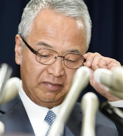 記者会見で閣僚辞任の意向を表明し、眼鏡に手をやる甘利経済再生相＝２８日午後５時３７分、内閣府