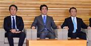 閣議に臨む（左から）石原伸晃経済再生担当相、安倍晋三首相、麻生太郎副総理兼財務相＝２９日午前、首相官邸（斎藤良雄撮影）