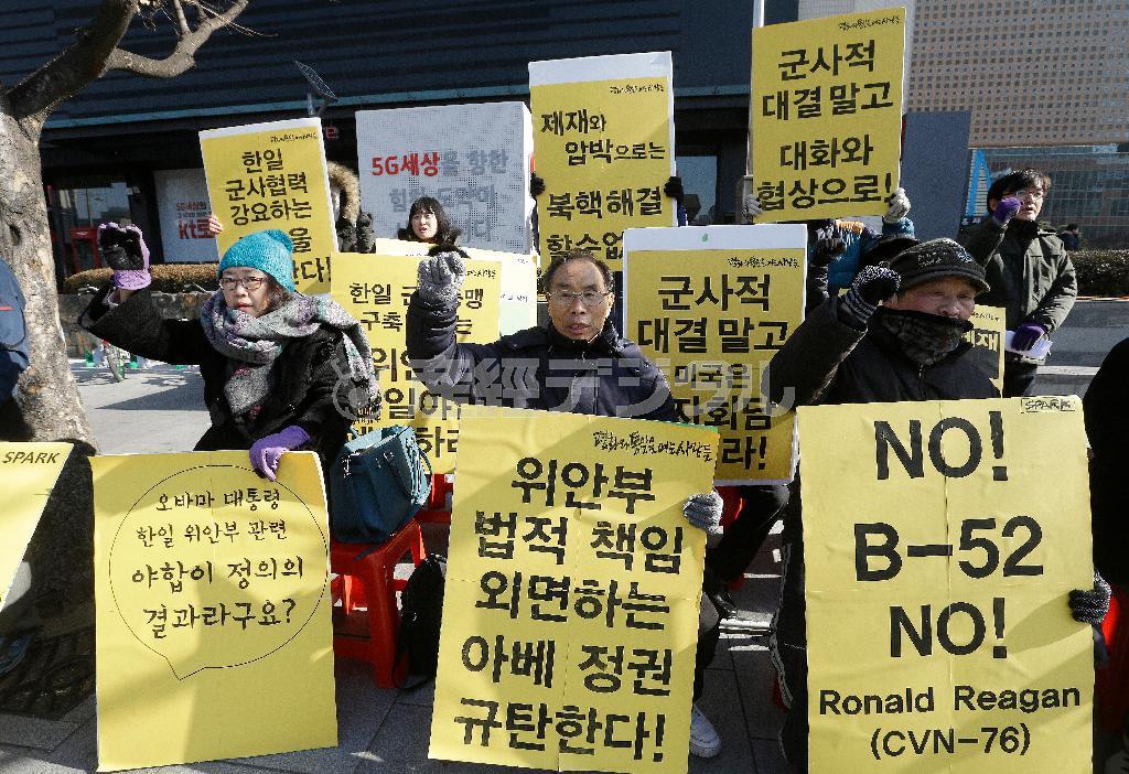 北朝鮮の核実験に対する韓国の抗議デモ。こうした国民感情に乗ってか、核武装論が韓国有力紙の社説に登場している＝２０１６年１月１２日、韓国・首都ソウル（ＡＰ）