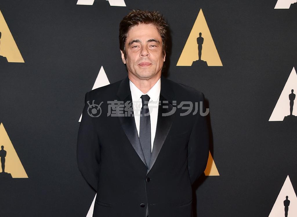 スペイン人の血を引く米俳優、ベニチオ・デルトロさん＝２０１５年１１月１４日、米カリフォルニア州ロサンゼルス（ＡＰ）