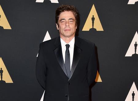 スペイン人の血を引く米俳優、ベニチオ・デルトロさん＝２０１５年１１月１４日、米カリフォルニア州ロサンゼルス（ＡＰ）