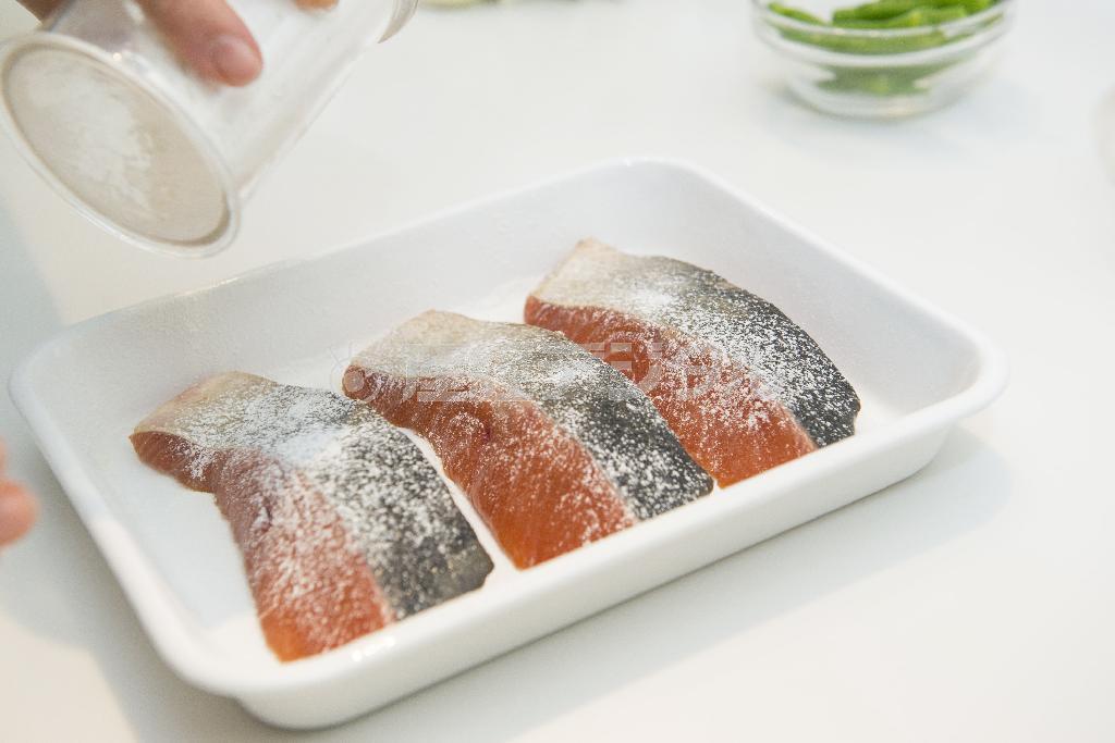 鮭の漬け焼き（作り方）＿＿薄く粉を振ると焼くときにくっつきにくい（松下二郎さん撮影）