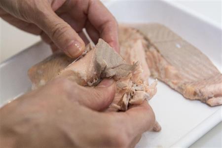 鮭の蒸しサラダ（作り方）＿＿鮭は冷ますとほぐれやすくなる（松下二郎さん撮影）