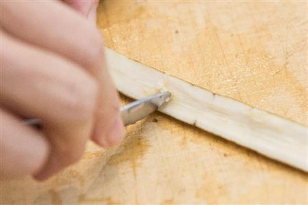 鮭そぼろ（作り方）＿＿ごぼうは「す」を取ると味も香りも良くなる（松下二郎さん撮影）