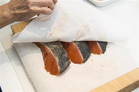 鮭の漬け焼き（作り方）＿＿水気をしっかり取る（松下二郎さん撮影）