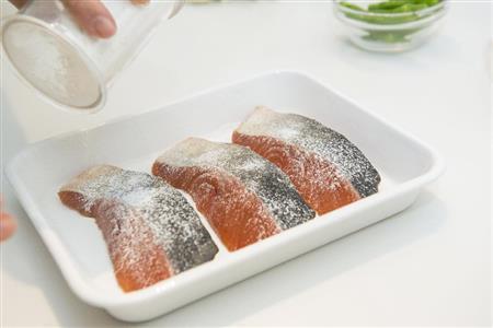 鮭の漬け焼き（作り方）＿＿薄く粉を振ると焼くときにくっつきにくい（松下二郎さん撮影）
