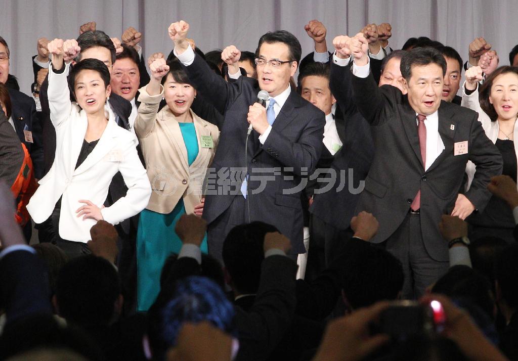 民主党定期大会で、参院選の候補者らとともに気勢を上げる岡田克也代表（中央）ら＝２０１６年１月３０日、東京都港区（荻窪佳撮影）