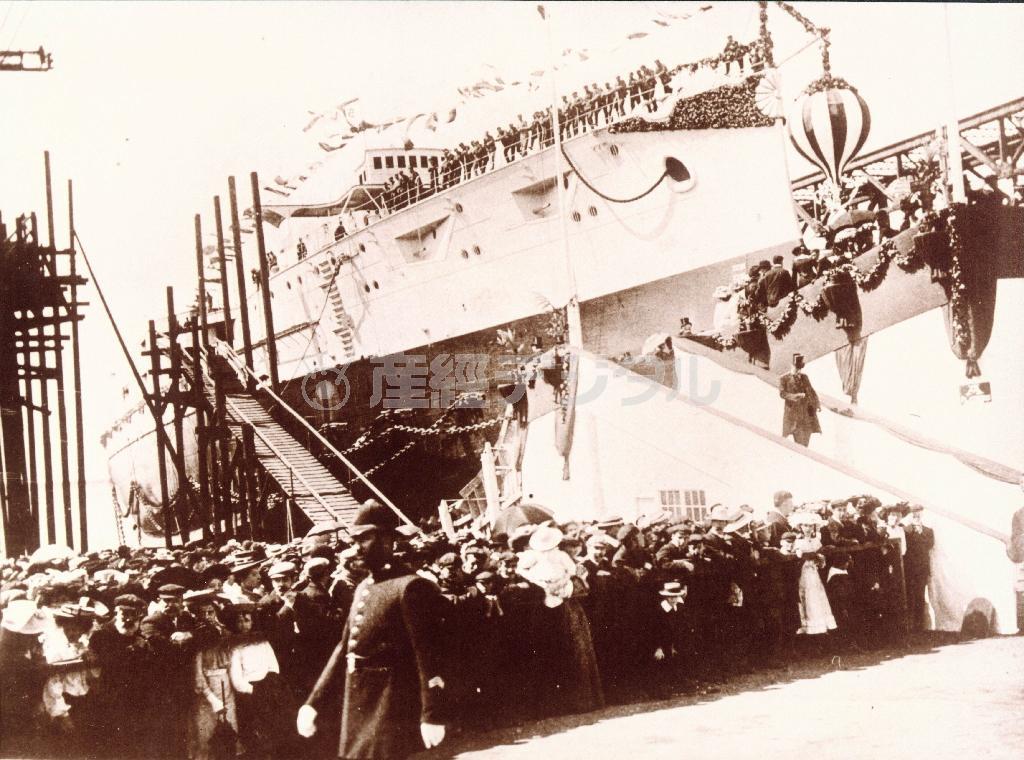 地元市民の熱狂的な歓迎の中で進水した「三笠」＝英カンブリア州バロー・イン・ファーネス（カンブリア公文書館所蔵）