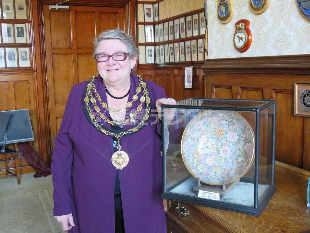 東郷平八郎元帥贈呈の記念品「日本の大皿」を披露するバロー・イン・ファーネス市のアン・トンプソン市長＝２０１６年１月２１日、英カンブリア州（岡部伸撮影）