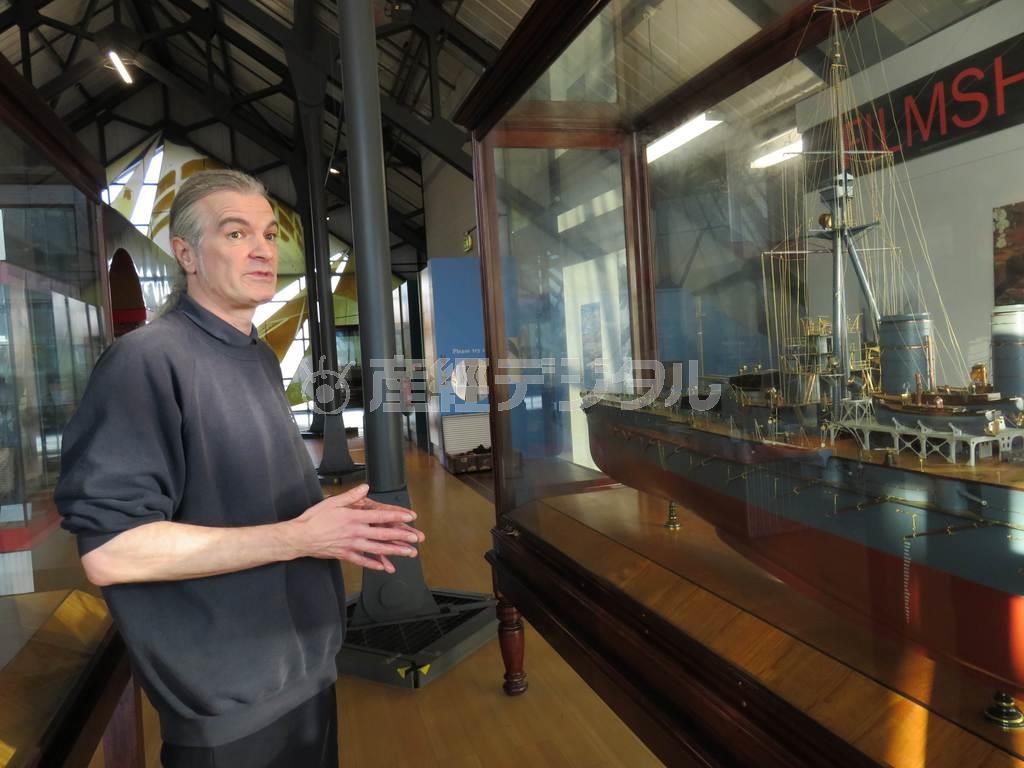 「金剛」の模型を前に「ヴィッカーズは日露戦争の勝利を誇りに感じて日本に最新の造船技術を供与した」と語る学芸員のグラハム・カービンさん＝２０１６年１月２１日、英カンブリア州バロー・イン・ファーネス（岡部伸撮影）