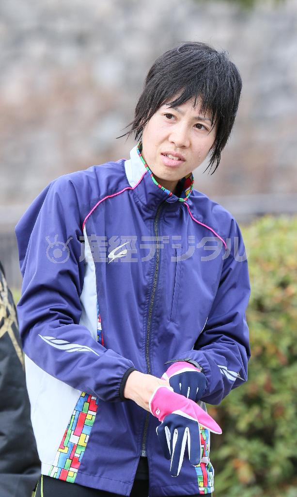 グローブをはめる重友梨佐（しげとも・りさ）＝２０１６年１月３０日午後、大阪市中央区（寺口純平撮影）