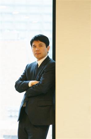 当初は短編の予定だったが、「言葉が言葉を、場面が場面を呼んで」約４５０枚の長編となった＝２０１６年１月１２日（塩塚夢撮影）