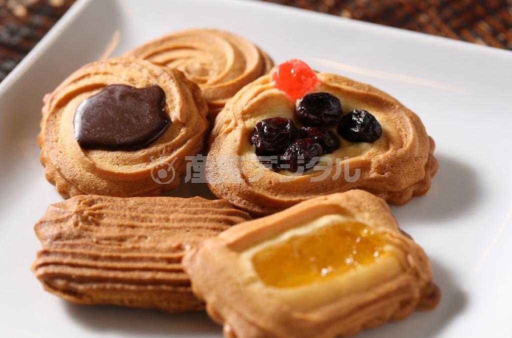 昔から愛され続けている「ロシアケーキ」は、さっくりした食感のソフトタイプのクッキー＝２０１６年１月６日、京都市中京区（志儀駒貴撮影）