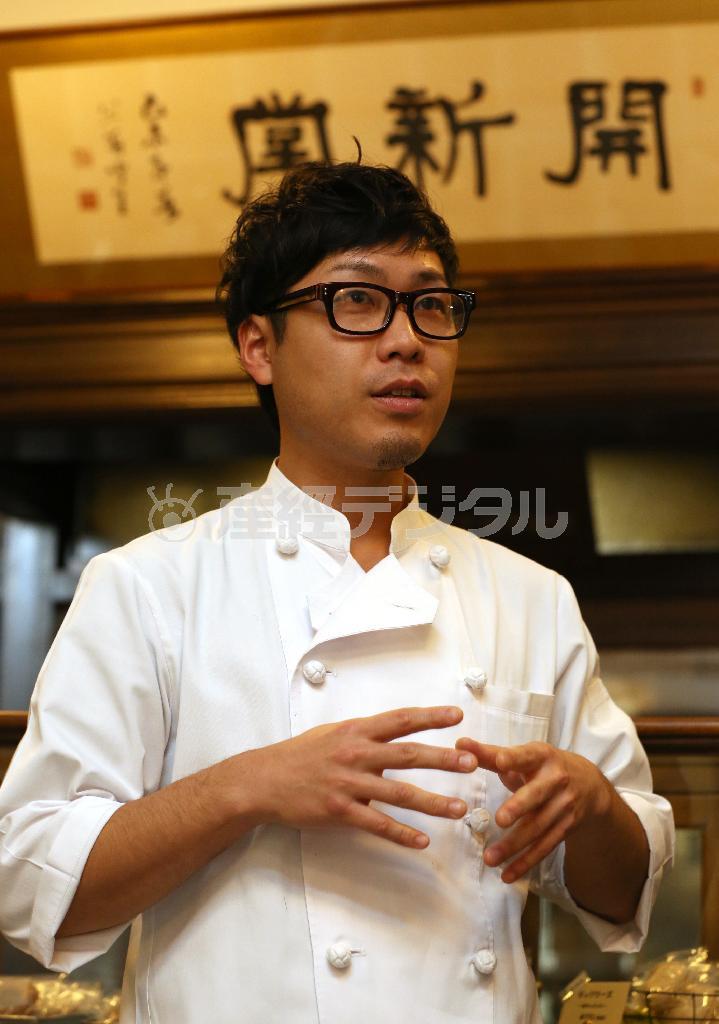 「昔ながらの店構えと味。両方そろって『村上開新堂』のお菓子といえる」と語る４代目の村上彰一さん＝２０１６年１月６日、京都市中京区（志儀駒貴撮影）