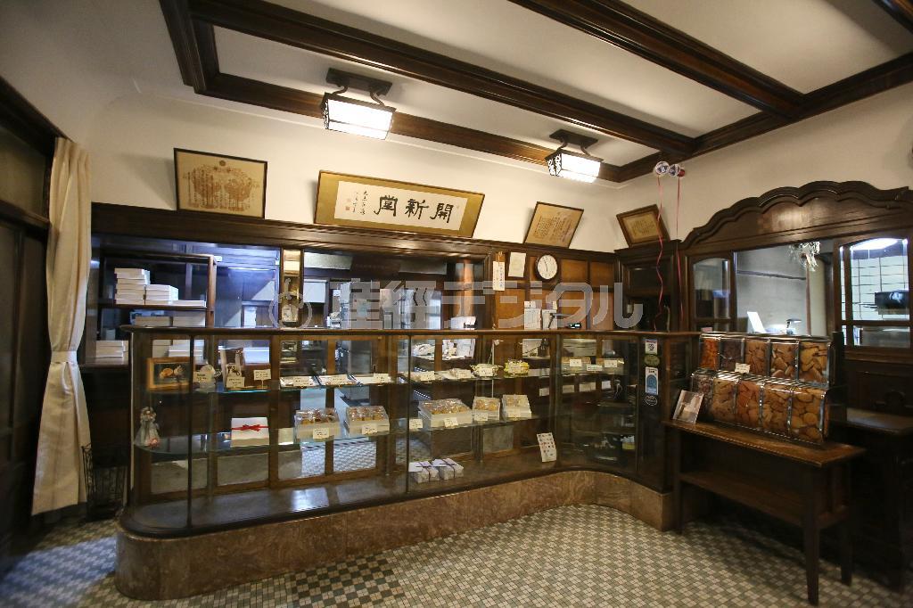 タイルの床や、大理石を使ったショーケース、木の調度品などは当時のまま。郷愁を誘う空間だ＝２０１６年１月６日、京都市中京区（志儀駒貴撮影）