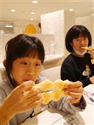 試食会ではミスド会員らが生地の伸びや味を楽しんだ＝１日、大阪府吹田市（田村慶子撮影）