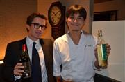 セレクションワインを開発した笠原シェフ（右）と、クネのビクトール・ウルティアＣＥＯ（最高経営責任者）