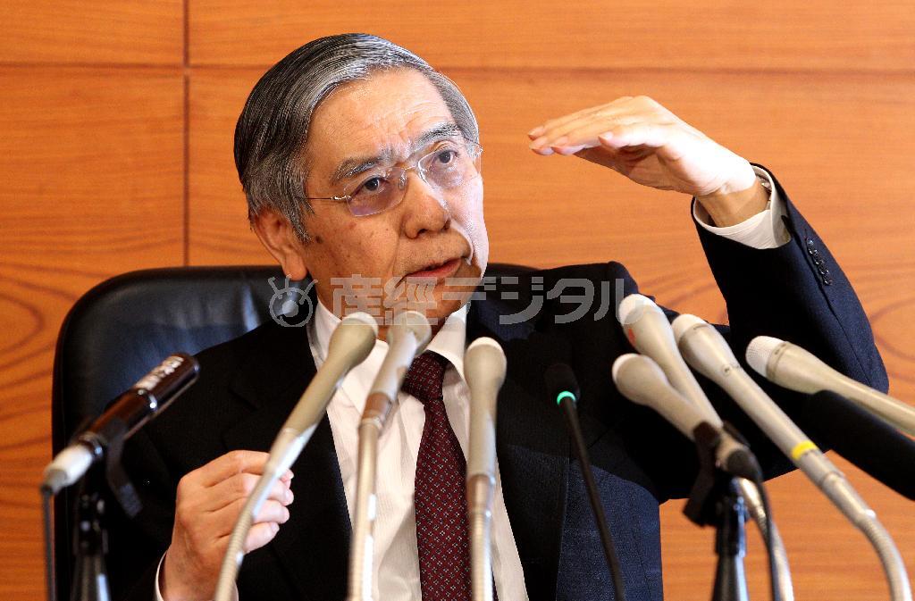 「マイナス金利」導入の決定後、記者会見する日銀の黒田東彦（はるひこ）総裁＝２０１６年１月２９日午後、東京都中央区日本橋本石町の日本銀行本店（荻窪佳撮影）