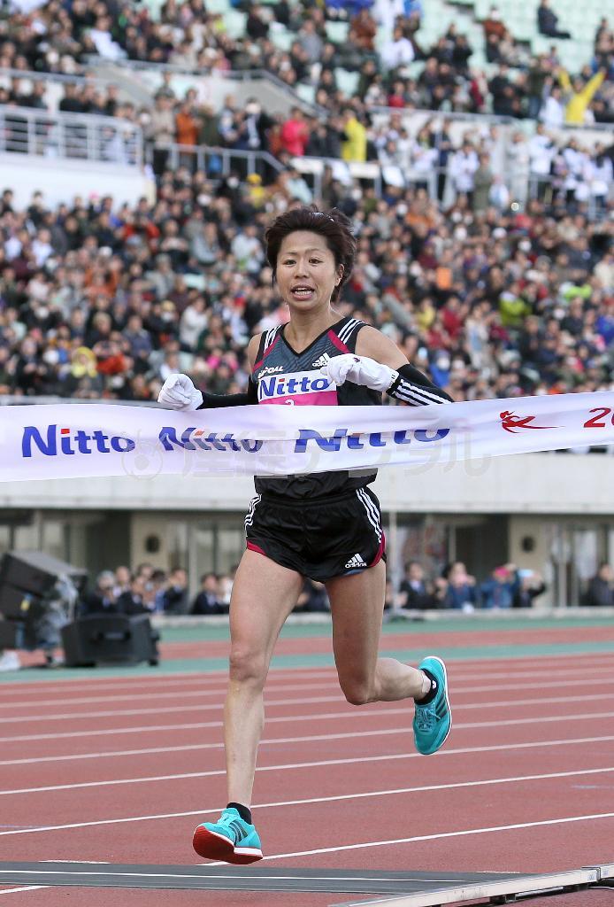 １位でゴールする福士加代子＝２０１６年１月３１日、大阪市東淀川区のヤンマースタジアム長居（寺口純平撮影）