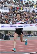 １位でゴールする福士加代子＝２０１６年１月３１日、大阪市東淀川区のヤンマースタジアム長居（寺口純平撮影）