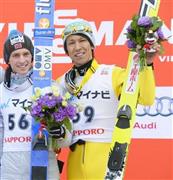 ３位に入り、表彰式で笑顔の葛西紀明。左は優勝したアンデシュ・ファンネメル＝２０１６年１月３１日、北海道札幌市中央区の大倉山ジャンプ競技場（共同）