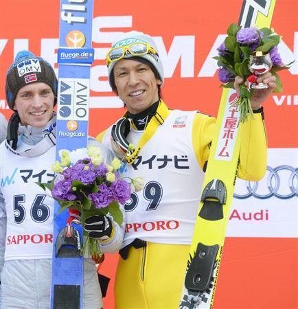 ３位に入り、表彰式で笑顔の葛西紀明。左は優勝したアンデシュ・ファンネメル＝２０１６年１月３１日、北海道札幌市中央区の大倉山ジャンプ競技場（共同）