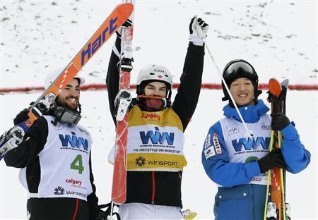 フリースタイルスキーのＷ杯モーグル第３戦で、３位に入り笑顔の遠藤尚（しょう、右）＝２０１６年１月３０日、カナダ・アルバータ州カルガリー（カナディアンプレス・ＡＰ）