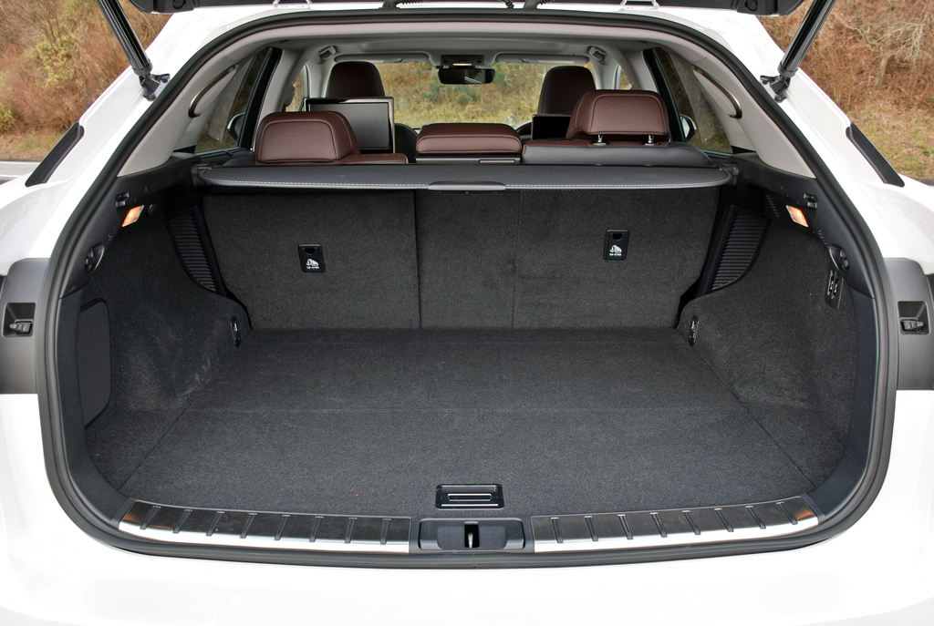 ゆとりのあるラゲージルーム。使い勝手がよさそうだ。