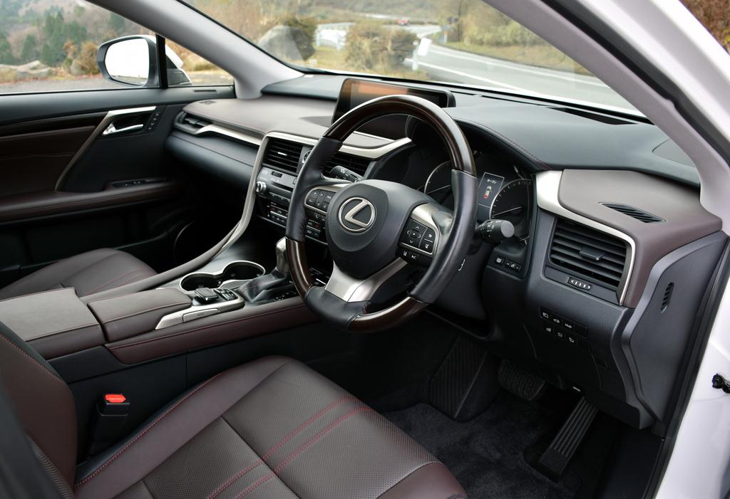 レクサス「ＲＸ４５０ｈ」の運転席。