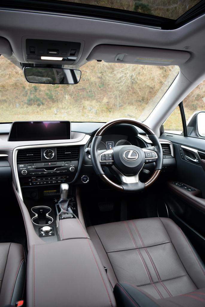 レクサス「ＲＸ４５０ｈ」の運転席。