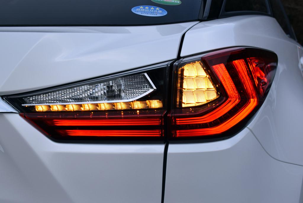 レクサス「ＲＸ４５０ｈ」。ＬＥＤのインジケーターは、オレンジの光が左右に流れる「シーケンシャル」タイプ。