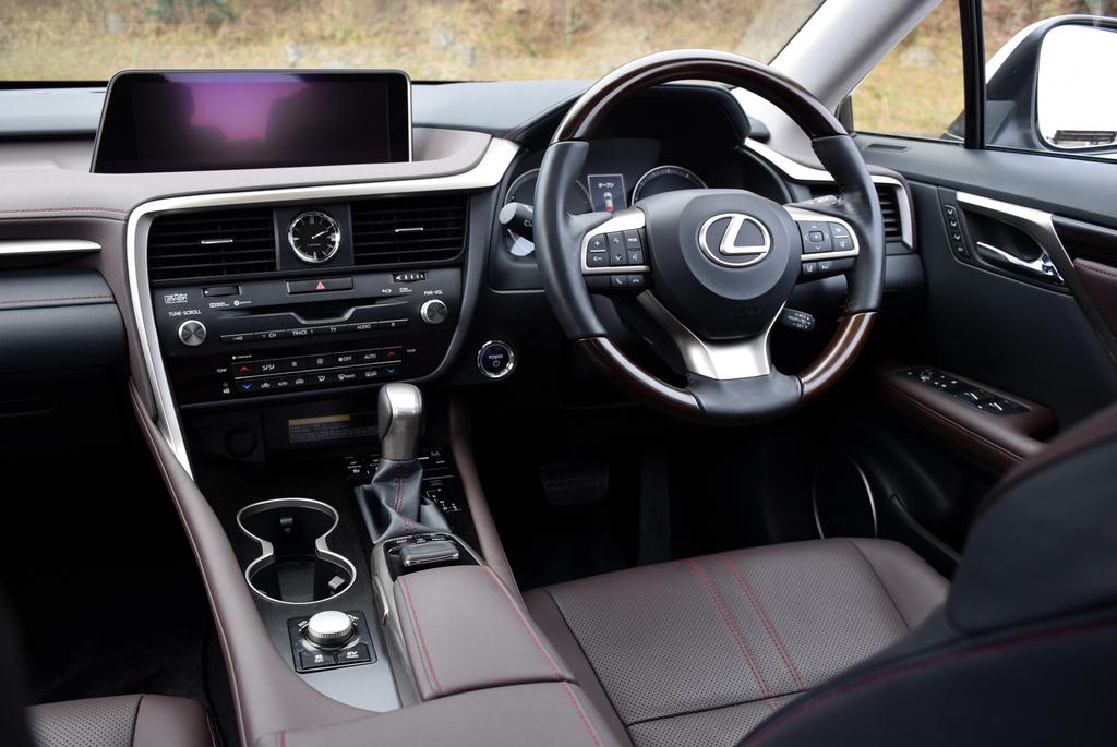 レクサス「ＲＸ４５０ｈ」の運転席。