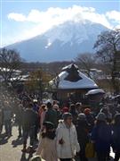 富士山麓の名所「忍野八海」を見物する中国人ツアー客。国内観光客が少ない季節にも大挙訪れる＝山梨県忍野村